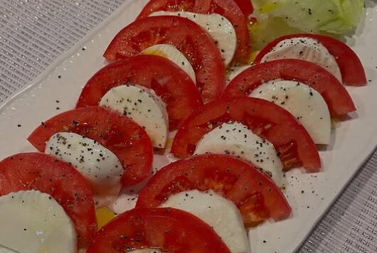 新居浜市ローレライバンデの定番メニュートマトサラダ