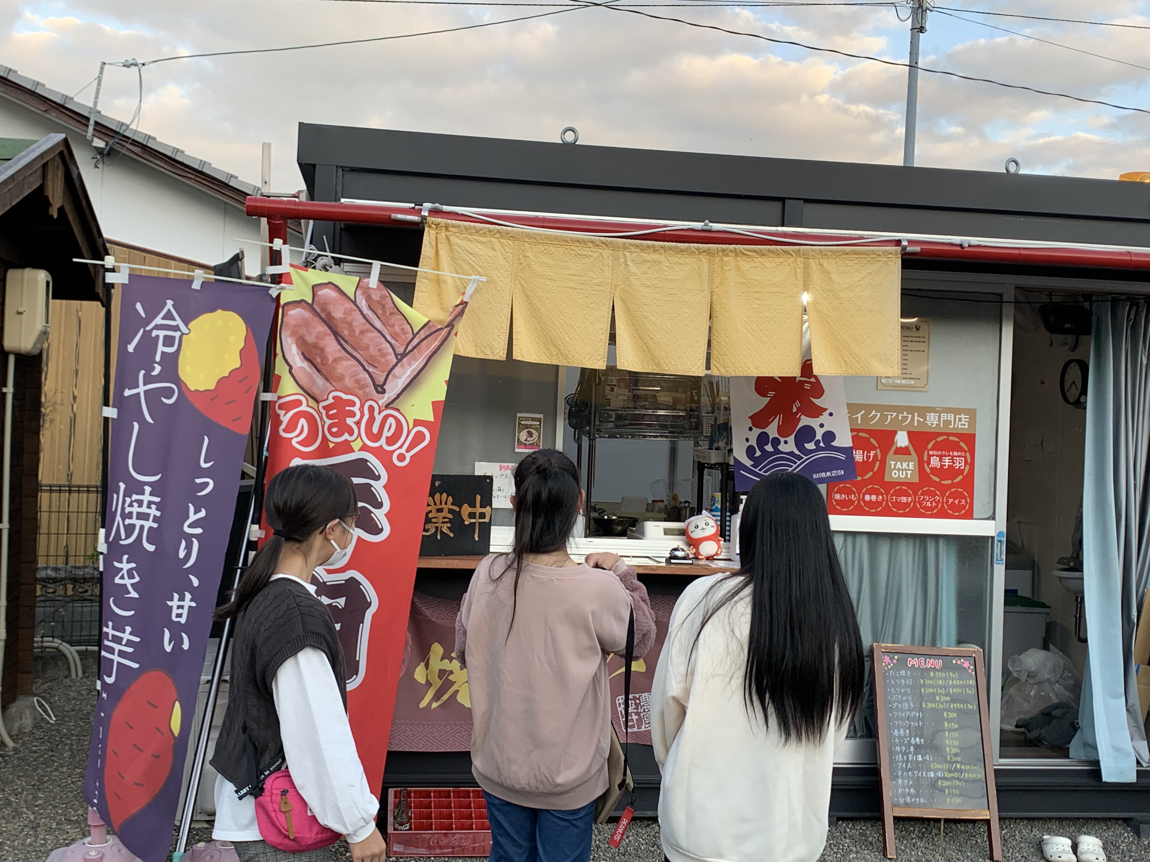 たこよしくんでたこ焼きを買う女の子