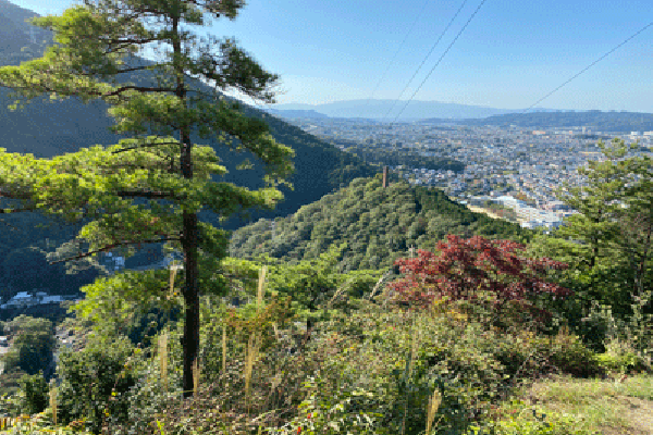 高い山からも下ろすと煙突山は小さな山