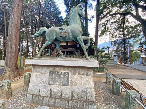 白山神社境内にある大きな馬の銅像