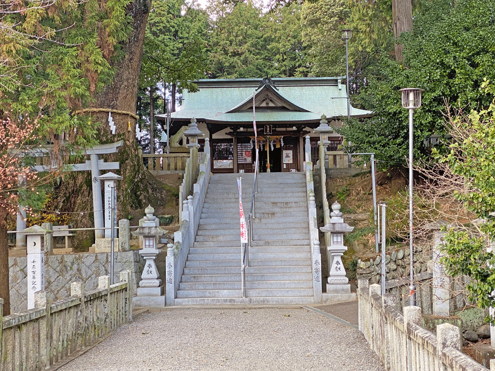 白山神社正面の参道