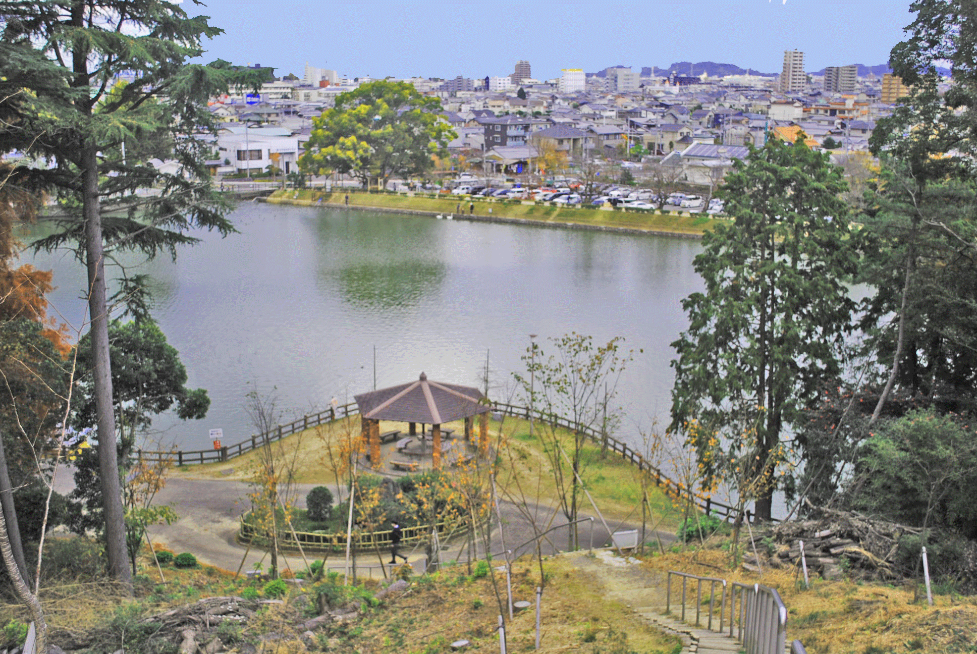 少し山に登って滝の宮公園を見下ろした風景