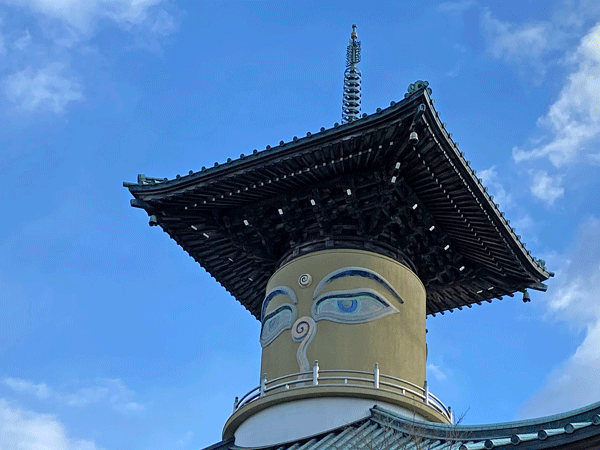 萩尾寺の屋根の上にある顔の形をしたシンボル