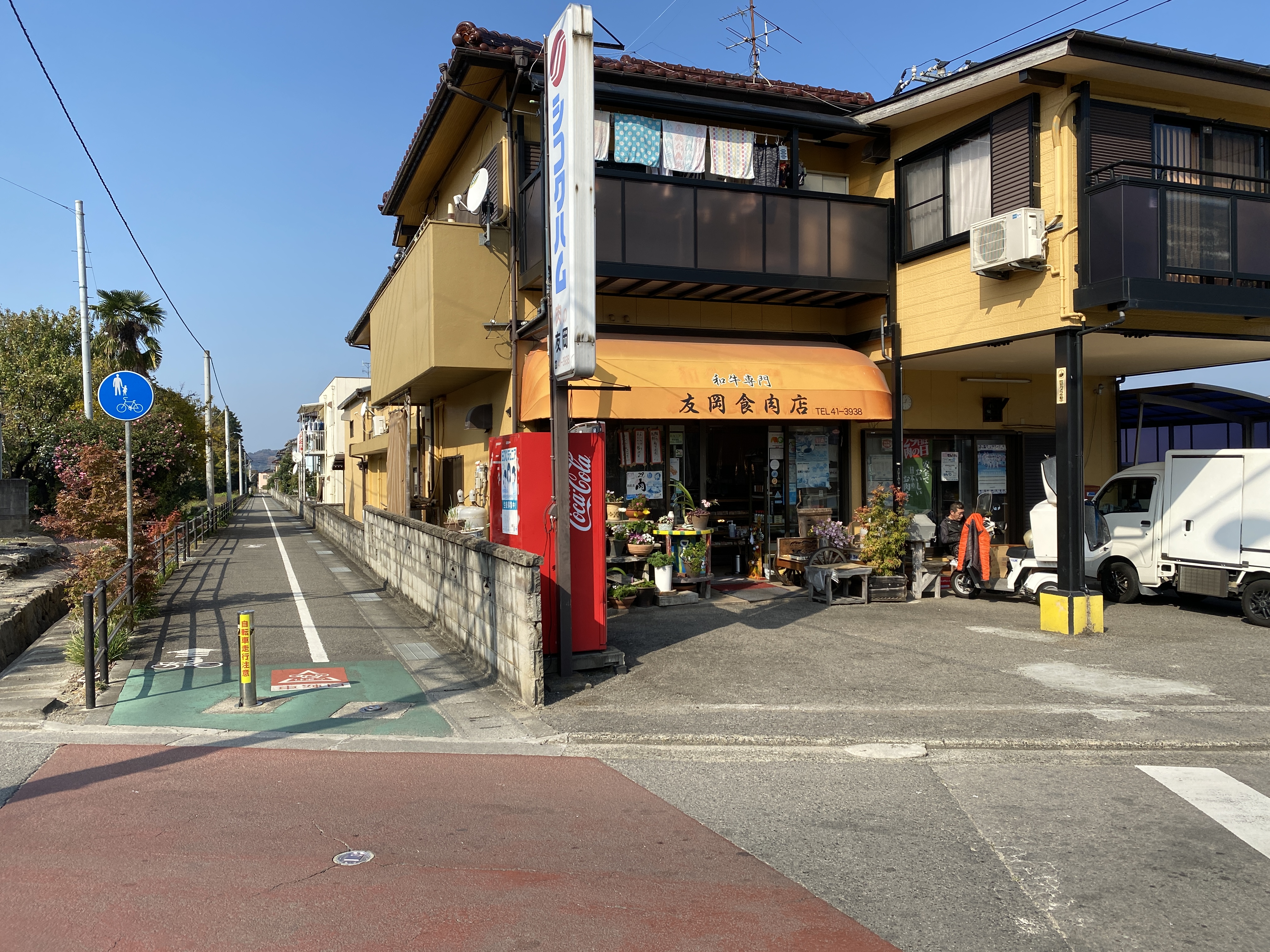 道路沿いに商店も